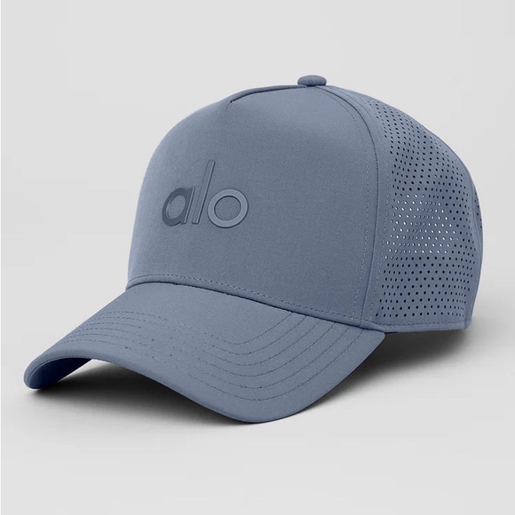 ALO Yoga Accessories - ALO YOGA | ✨NEW✨ Performance District Trucker Hat in Bluestone